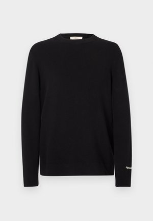 Suéter negro de punto con mangas largas, cuello redondo y puños acanalados. Presenta un detalle sutil de logo dorado en la manga.