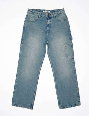 Hellblaue Jeanshose mit geradem Schnitt, mit einem vorderen Knopfverschluss, fünf Taschen und einer Cargo-Tasche an der Seite.