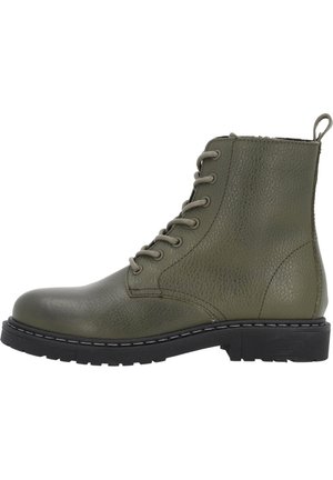 Stivali alla caviglia in pelle verde oliva con finitura texturizzata, design con lacci e suola in gomma nera con bordo cucito per un tocco di dettaglio in più.