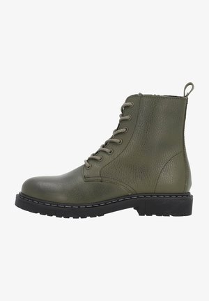 Botas de tobillo de cuero verde oliva con un acabado texturizado, diseño con cordones y suela de goma negra con un borde cosido para mayor detalle.