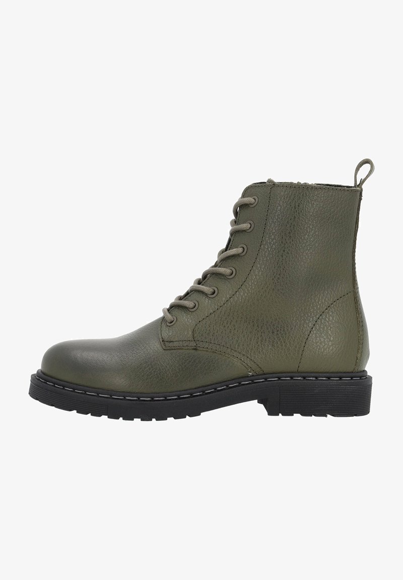 Botas de tobillo de cuero verde oliva con un acabado texturizado, diseño con cordones y suela de goma negra con un borde cosido para mayor detalle.