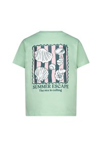 T-shirt in cotone verde menta con un design grafico di conchiglie e strisce in rosa e navy, con il testo "ESTATE IN FUGA La mare ti sta chiamando."