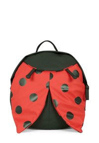 Rood en zwart Lieveheersbeestje-thema rugzak met een ronde vorm, voorzien van grote zwarte stippen en een handvat aan de bovenkant om te dragen.