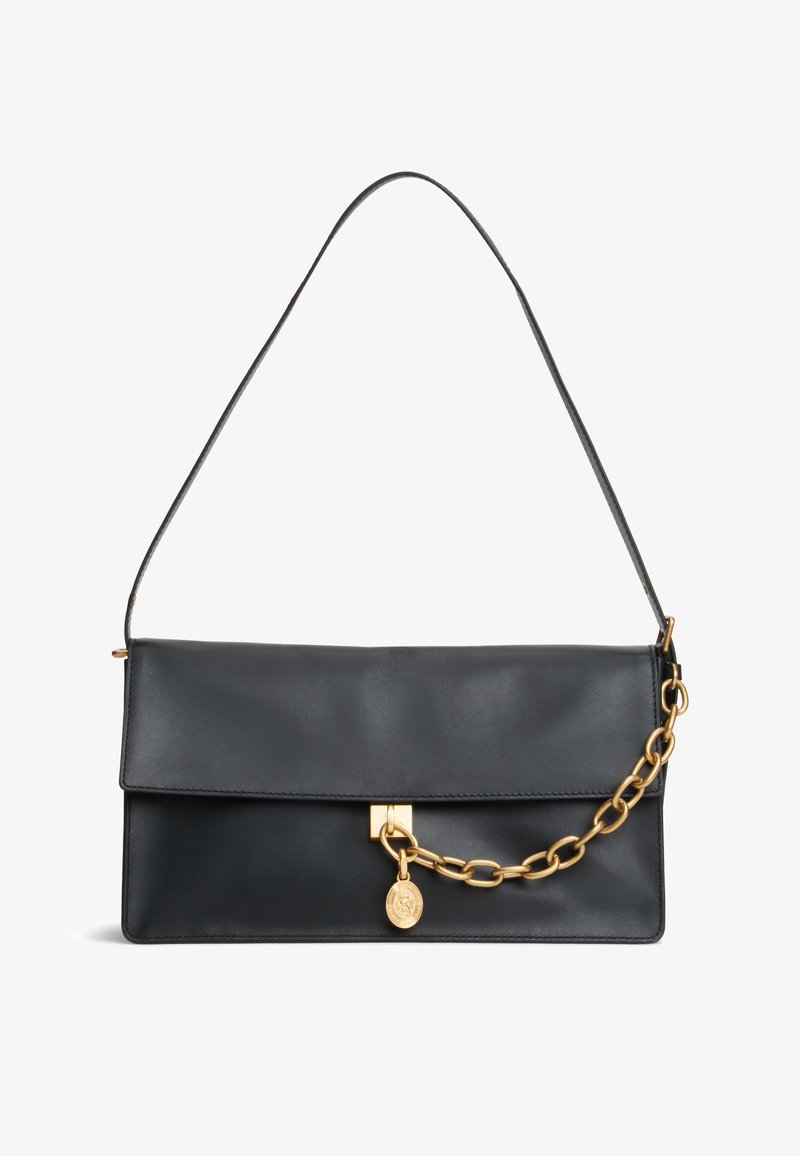 Sac à épaule en cuir noir avec une chaîne en or et un petit médaillon doré sur fond blanc.