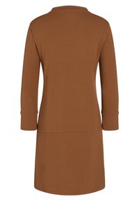 Brun långärmad klänning med rund halsringning, tillverkad av mjukt tyg. Den har en enkel design och rak skärning med manschettärmar.