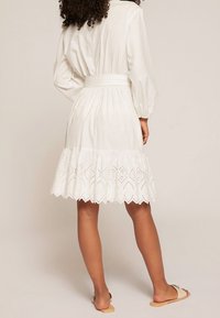 Motivi Vapaa-ajan mekko - white