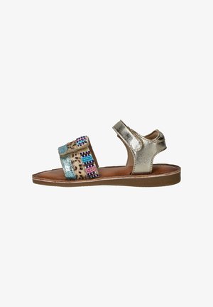 Platte kindersandaal met een metallic gouden enkelbandje en een meerkleurig kralen versierde luipaardprint voorriem op een bruine zool.
