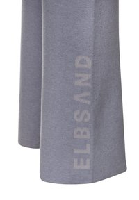 Pilkos, plačios kojinės kelnės, pagamintos iš minkštos medžiagos su subtilia tekstūra; šone spausdinama žodis "ELBSAND" šviesiai pilka spalva.