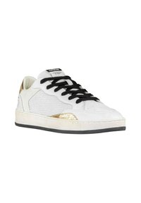 Weißer Sneaker mit schwarzen Schnürsenkeln, Netzpaneelen und goldenen Akzenten. Verfügt über eine strukturierte Sohle und ein markiertes Zungenlabel.