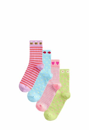 Vier bunte Socken mit Mustern: rosa und rote Streifen mit Bienen, blau mit gelben Punkten und roten Marienkäfern, rosa Streifen mit Herzen, grün mit rosa Punkten und weißen Blumen.