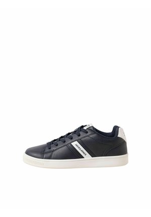 Sort lavtopsneaker med hvid sål og hældetalje, snørelukning og "JACK & JONES" branding på sidepanelet.