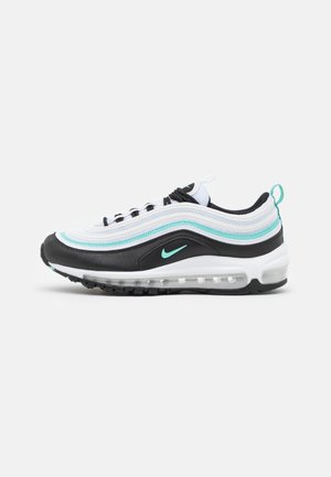 Biało-czarno-turkusowy sneaker Nike Air Max 97 z widoczną podeszwą powietrzną i falistym wzorem na cholewce, pokazany z boku na jednolitym tle.