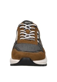 Bruine suède en mesh sneaker met witte veters en accenten. Heeft een ronde neus en een zwarte rubberen zool. Kenmerkend paneelontwerp.