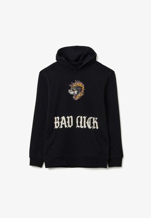 Schwarzer Hoodie mit einer vorderen Känguru-Tasche, verziert mit einem flammen-geschmückten Panther-Design und dem weißen, fetten Text "BAD LUCK".