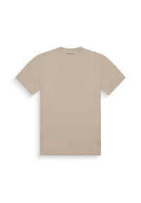 Camiseta de algodón beige con mangas cortas, cuello redondo y un sutil logo en la parte posterior del cuello. Textura suave, diseño simple y ajuste relajado.
