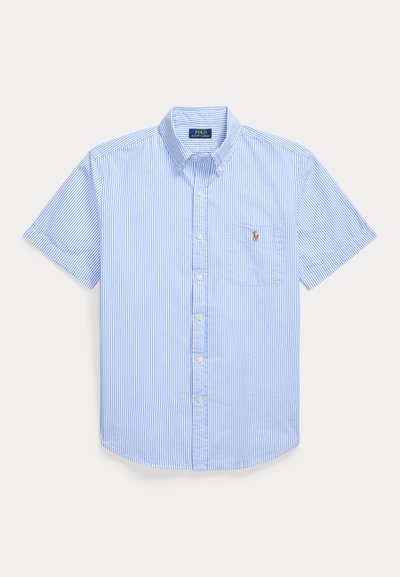 Chemise à manches courtes rayée verticalement bleu et blanc avec poche poitrine et logo brodé sur la poche.