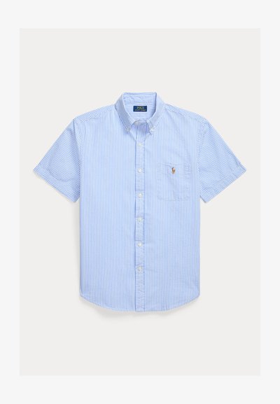 Chemise à manches courtes rayée verticalement bleu et blanc avec poche poitrine et logo brodé sur la poche.