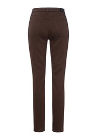 Jean slim marron avec deux poches arrière et une étiquette noire sur la ceinture, présenté de dos sur un fond blanc.