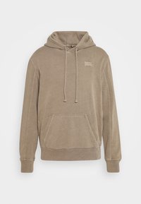 Felpa color khaki realizzata in tessuto morbido, con tasca anteriore, cappuccio con cordino e logo ricamato "EARTH SERVICE" sul petto.