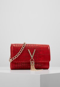 Borsa a tracolla in pelle rossa con effetto croco, dotata di una catena dorata, caratterizzata da un evidente logo a V e un dettagliato pon-pon.