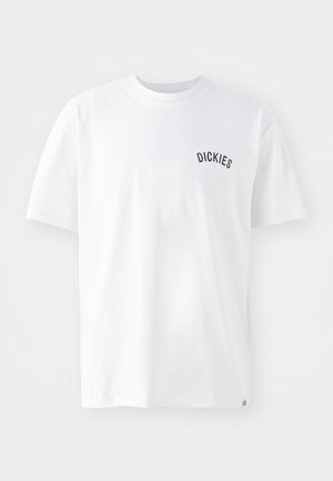 Camiseta blanca de algodón con mangas cortas, cuello redondo y logo negro de "DICKIES" en el lado izquierdo del pecho. Textura lisa y corte clásico.