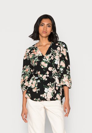 Blusa floral com fundo preto, apresentando grandes padrões de rosas e peónias em rosa e verde. Design envolvente e mangas três quartos.