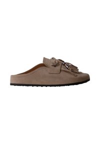 Mocassin beige en daim à enfiler avec semelle noire, pampilles décoratives et perles sur le dessus, présenté de profil sur fond blanc.