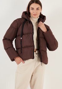 Unselected, brown