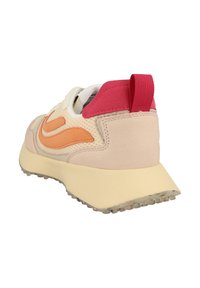 Síťové a semišové tenisky v béžové, růžové a oranžové barvě, s poutkem a texturovanou podrážkou pro lepší přilnavost. Minimalistický design s vrstvenými akcenty.