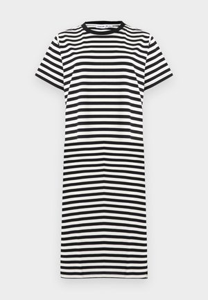 Čierno-biele pruhované šaty s krátkym rukávom a okrúhlym výstrihom, s rovnomernými pruhmi a priamym strihom pre pohodlný, ležérny vzhľad.