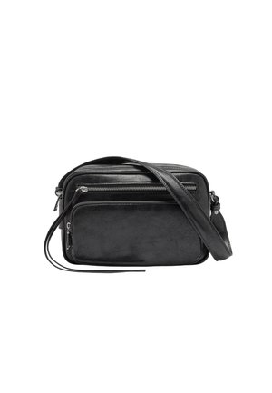 Czarna torebka crossbody wykonana z gładkiej skóry, z dwoma zamykanymi na zamek kieszeniami i długim regulowanym paskiem. Charakteryzuje się minimalistycznym designem i brakiem widocznych akcentów.