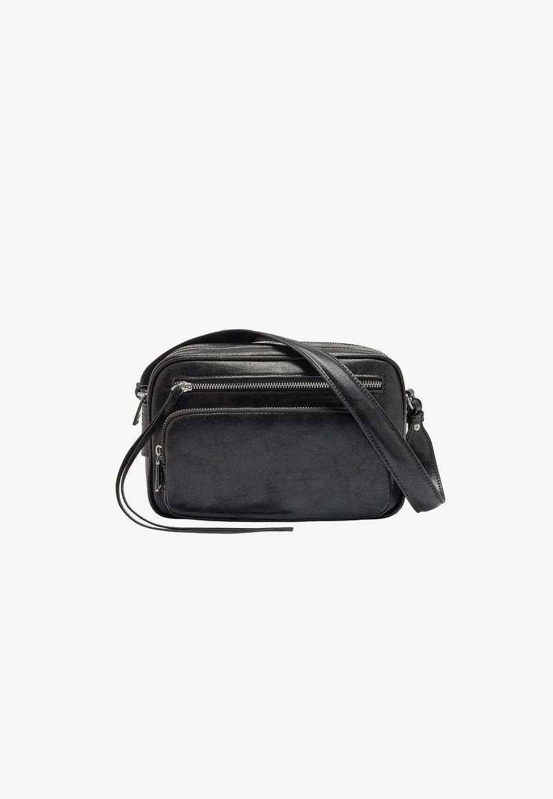 Czarna torebka crossbody wykonana z gładkiej skóry, z dwoma zamykanymi na zamek kieszeniami i długim regulowanym paskiem. Charakteryzuje się minimalistycznym designem i brakiem widocznych akcentów.