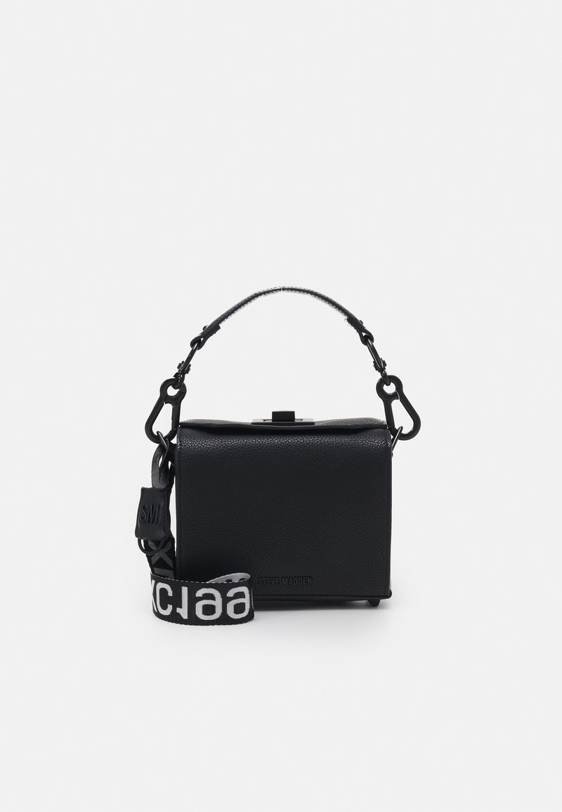 Sac à main rectangulaire noir avec poignée supérieure et bandoulière amovible noir et blanc avec texte blanc, marqué "Steve Madden" sur le devant.