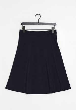 Jupe noire trapèze suspendue à un cintre en plastique noir sur fond blanc.