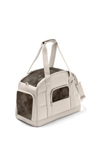 Transportor pentru animale de companie, bej, cu structură moale, panouri de ventilație din plasă, două mânere și curea reglabilă pentru umăr, prezentat pe fundal alb.
