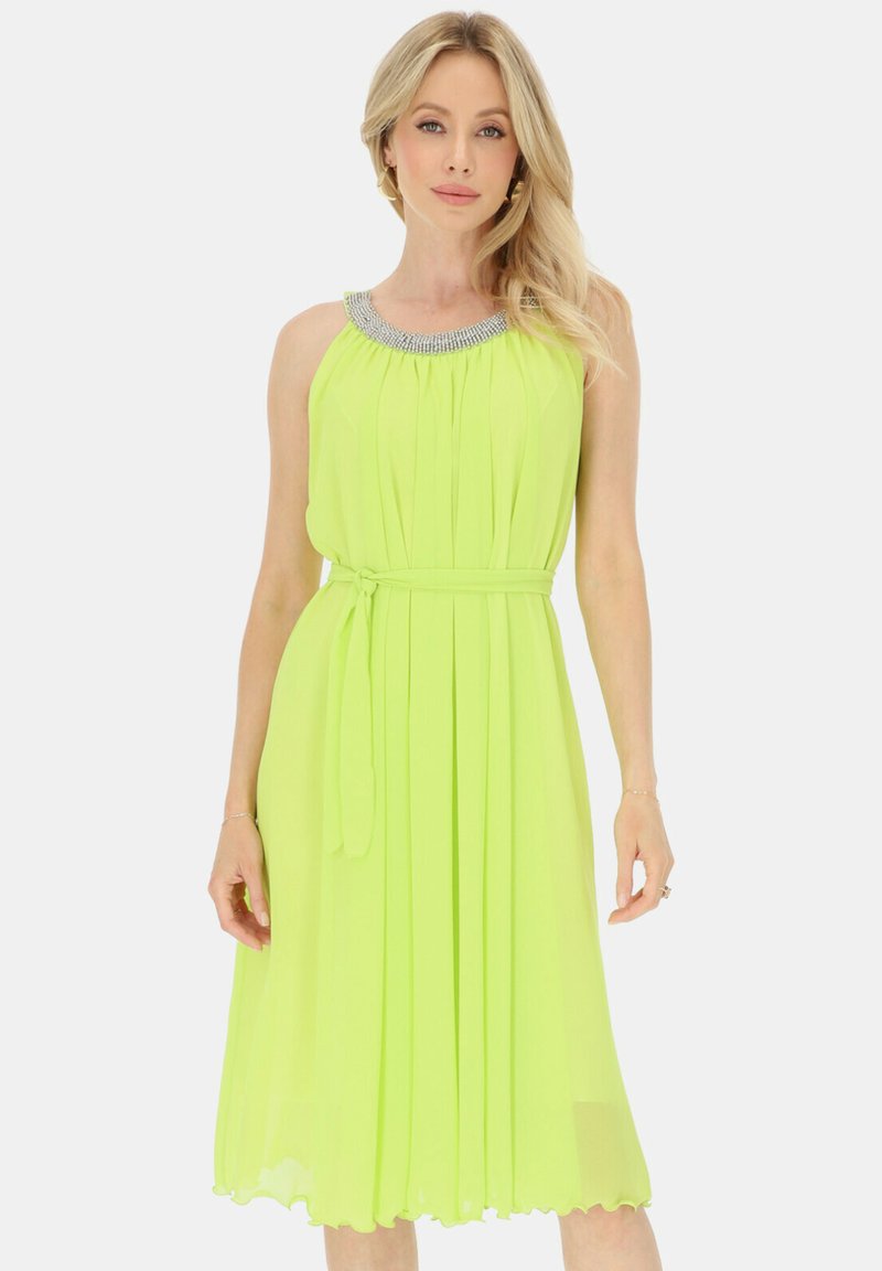 Neon zielona sukienka z plisowanym wzorem, ozdobiona koralikowym dekoltem, z wiązanym pasem w talii i falbaniastym, zwiewnym dołem.