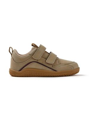 Scarpa in pelle beige con collo imbottito, doppie strisce in Velcro e suola in gomma marrone testurizzata con motivo a zigzag.