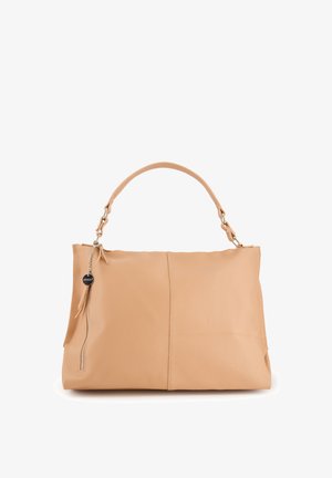 Stor beige lædertaske med tekstureret finish, med en enkelt top-håndtag, sidelukning med lynlås og en metal charm dekoration.