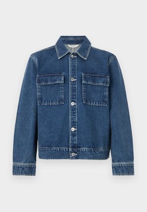 Veste en denim bleu avec fermeture à boutons, deux poches poitrine à rabat, manches longues et col classique sur un fond blanc uni.