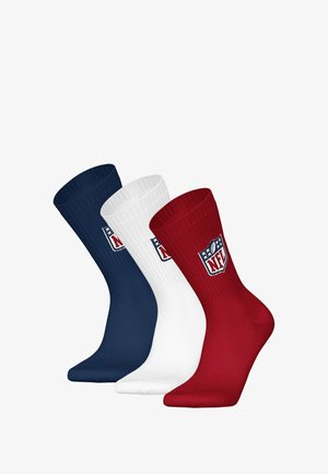 Tres pares de calcetines de tripulación en azul marino, blanco y rojo. Textura acanalada con el logotipo de la NFL en cada calcetín. Material de mezcla de algodón. Forma estándar de calcetín.