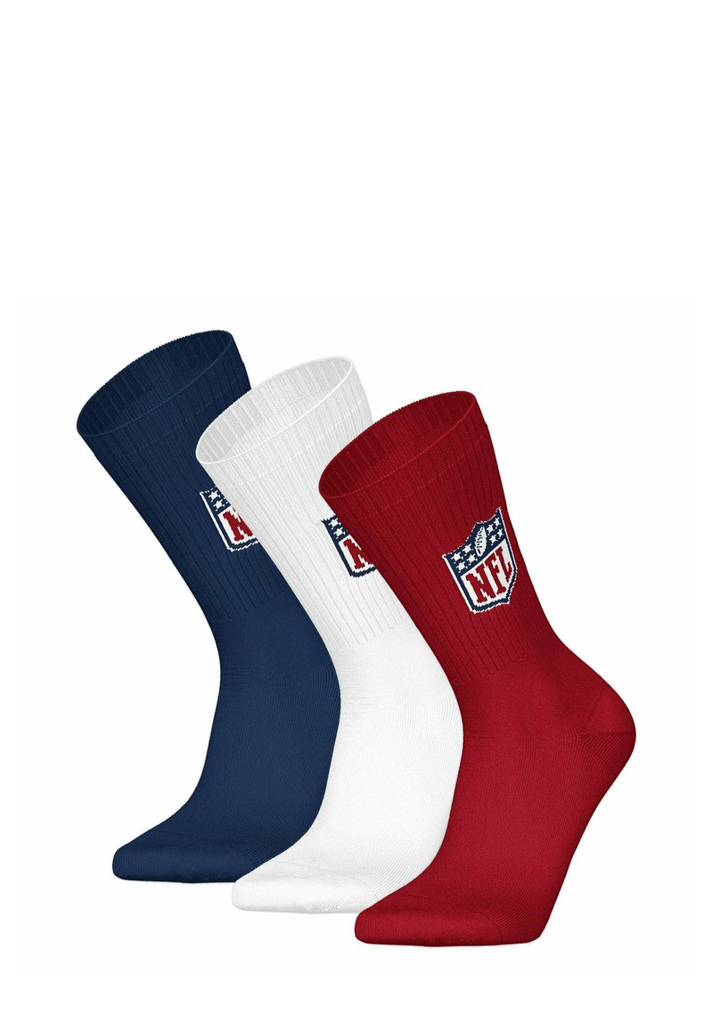 Tres pares de calcetines de tripulación en azul marino, blanco y rojo. Textura acanalada con el logotipo de la NFL en cada calcetín. Material de mezcla de algodón. Forma estándar de calcetín.
