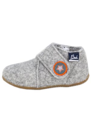 Grijze pantoffel met een gewikkeld ontwerp, ronde grijze patch met een oranje ster en een getextureerde rubberen zool. Beck-logo zichtbaar aan de zijkant.