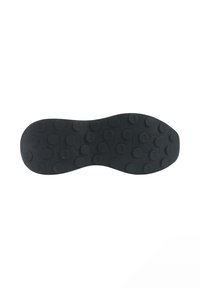 Suela de zapato de goma negra con forma redondeada, que presenta patrones de tracción circulares y una marca en relieve para aumentar la adherencia y el agarre.