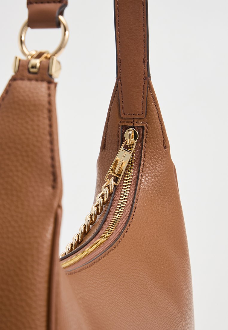 Borsa a tracolla in pelle marrone con una finitura texturizzata, dotata di una cerniera a catena in tono oro e di una tracolla imbottita.