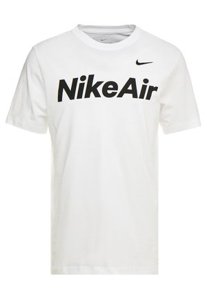 Biała koszulka z krótkim rękawem z czarnym napisem "NikeAir" i małym czarnym logo Nike Swoosh na górnej prawej części klatki piersiowej.