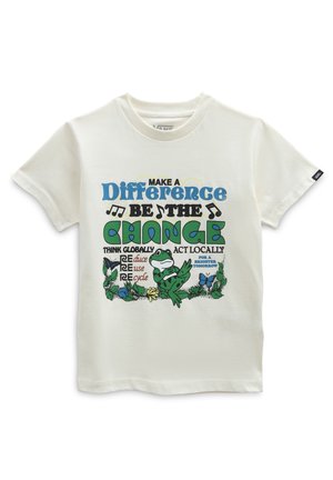 T-shirt blanc avec texte coloré « Faites la différence, soyez le changement », avec une grenouille verte, des papillons, des feuilles et des messages sur le recyclage.