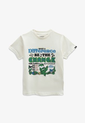 Hvid T-shirt med farverig tekst "Make a difference be the change," med en grøn frø, sommerfugle, blade og genbrugsbudskaber.