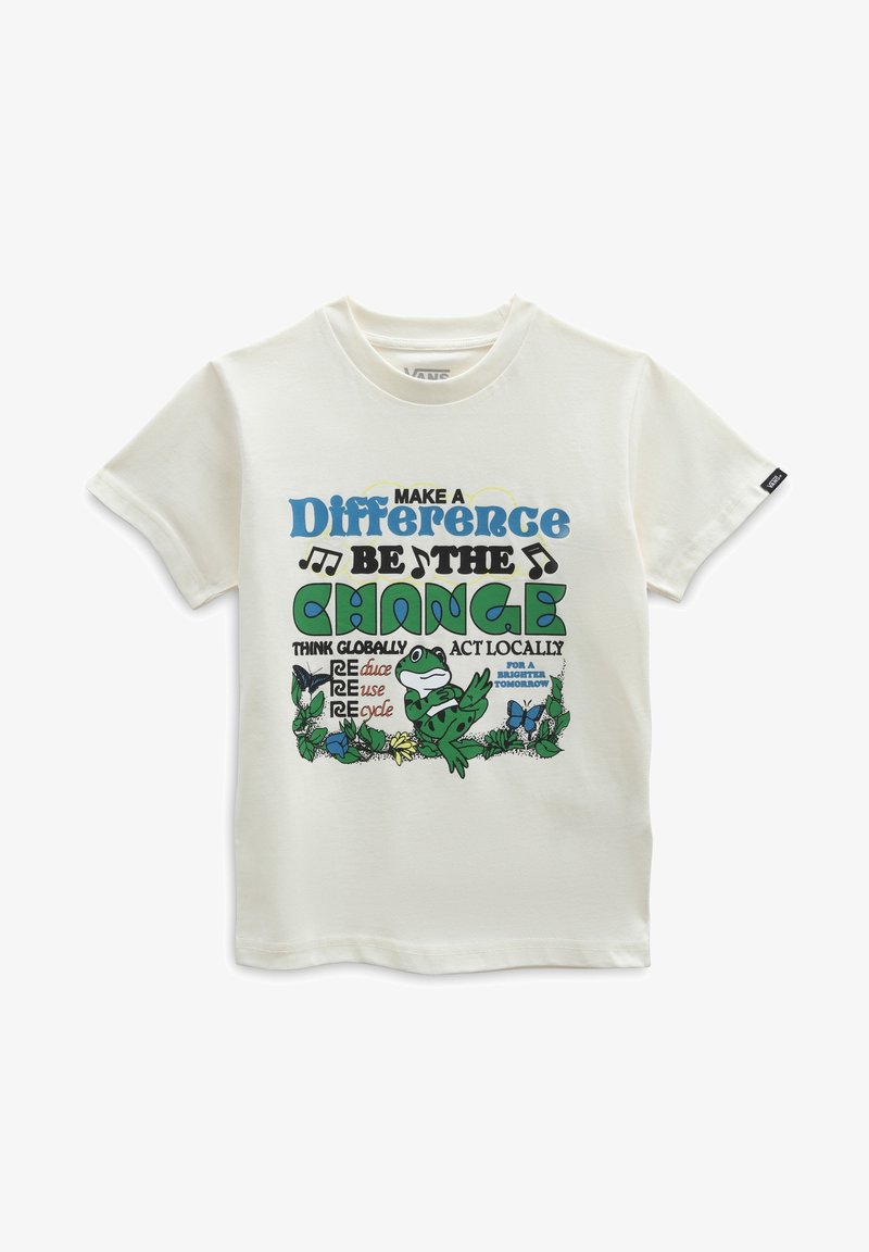 T-shirt blanc avec texte coloré « Faites la différence, soyez le changement », avec une grenouille verte, des papillons, des feuilles et des messages sur le recyclage.