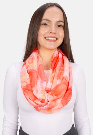 Rote und orange gemusterte Infinity-Schal aus leichtem Stoff, der elegant um den Hals drapiert ist und eine weiche, transparente Textur aufweist.