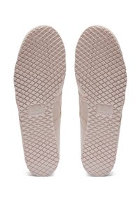 Jasnoróżowe sneakersy z teksturowaną gumową podeszwą z diamentowym wzorem i wytłoczonym logo marki. Gładki materiał wierzchni.